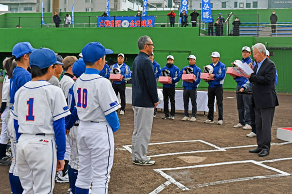 沼津の学童野球チーム用品贈呈式２