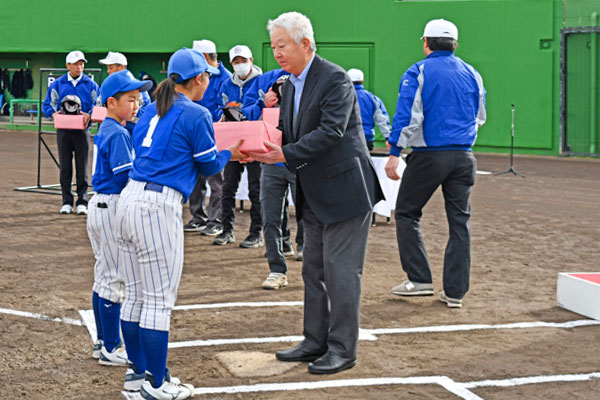 沼津の学童野球チーム用品贈呈式３